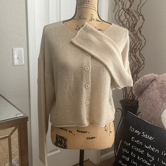 Dazy Button up sweater
Gently used. Excellent Conditions 
Size XL 
#182A - Picture 2 of 9